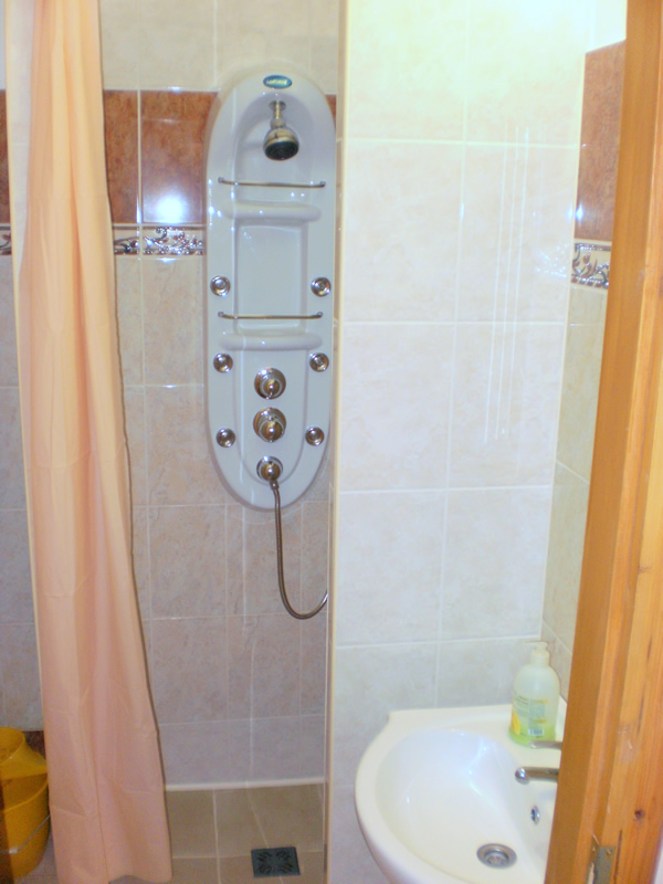 Gyula Apartment - detail of the bathroom